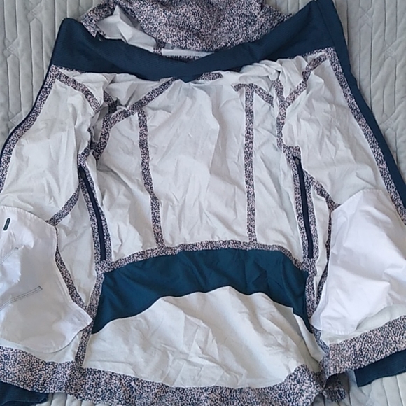 Lululemon women's light weight athletic jacket Runaway - Picture 10 of 12